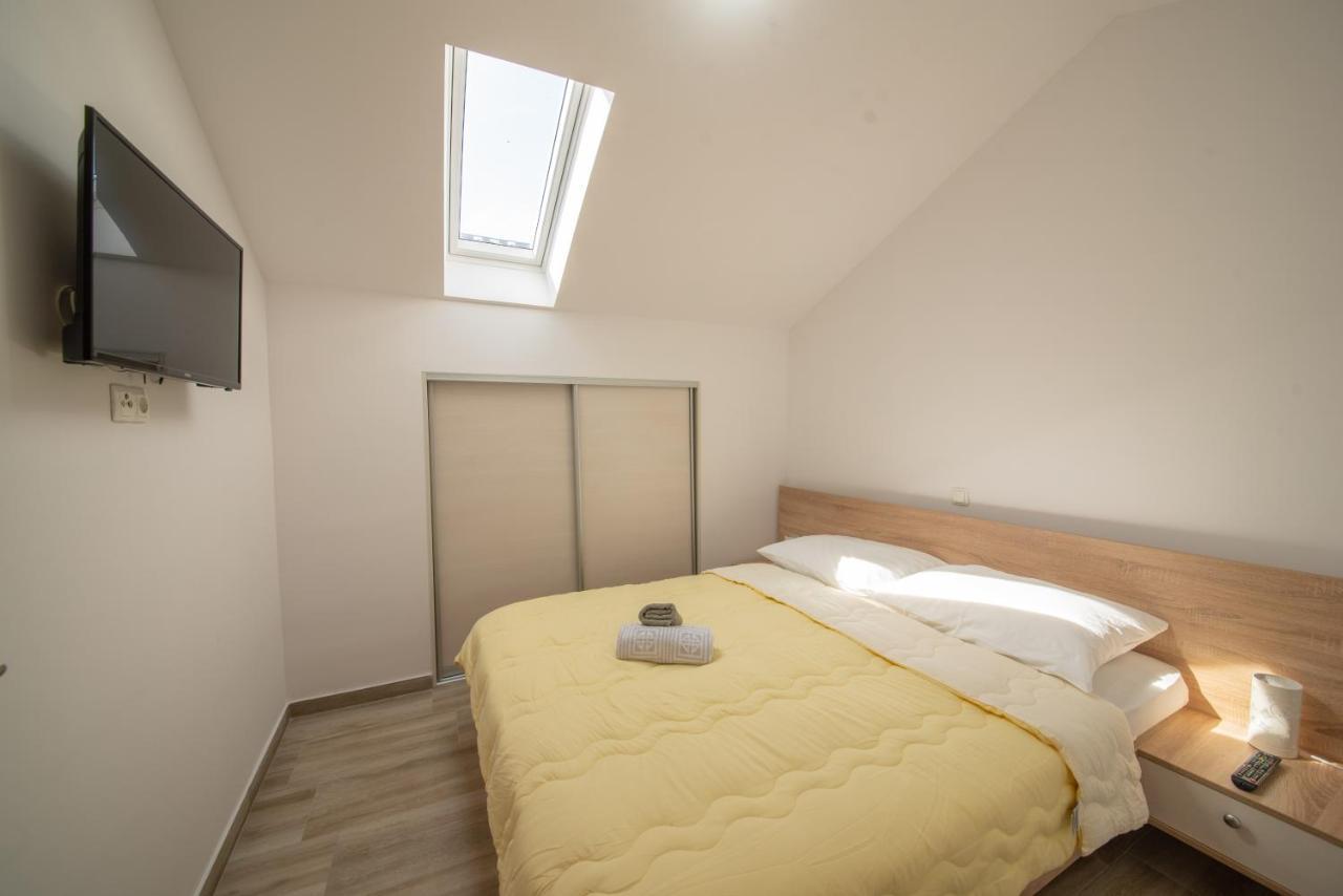 Apartman Eva Vrsi Bagian luar foto